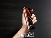  '현재 살 수 있는 최고의 모바일 기기' 삼성전자 갤Z폴드2, 외신 호평