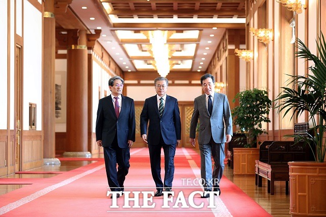 문재인 대통령이 3일 청와대에서 이낙연 더불어민주당 대표와 오찬을 했다. 사진은 왼쪽부터 노영민 비서실장, 문 대통령, 이 대표. 기사 내용과는 무관함. /청와대 제공