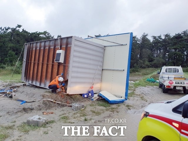 구조해주셔서 감사합니다 태풍으로 전도된 컨테이너 안에 고립된 한 시민이 119구조대원들의 부축을 받고 탈출하고 있다./ 전북소방본부 제공