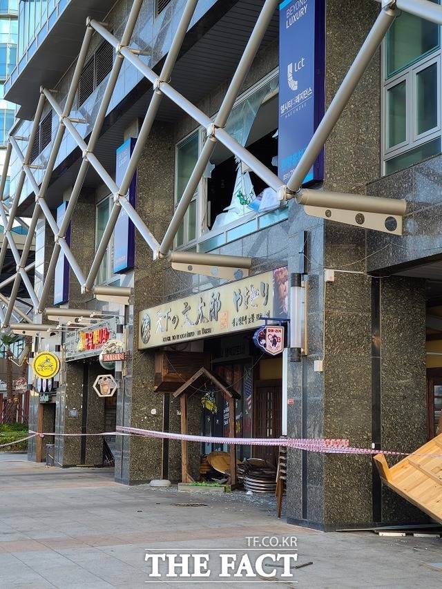 태풍 ‘마이삭’이 지나간 3일 부산 해운대해수욕장에 인접한 건물 주변이 아수라장으로 변했다. 사진은 해운대 팔레드시즈 호텔 상가 전경. / 부산=김신은 기자