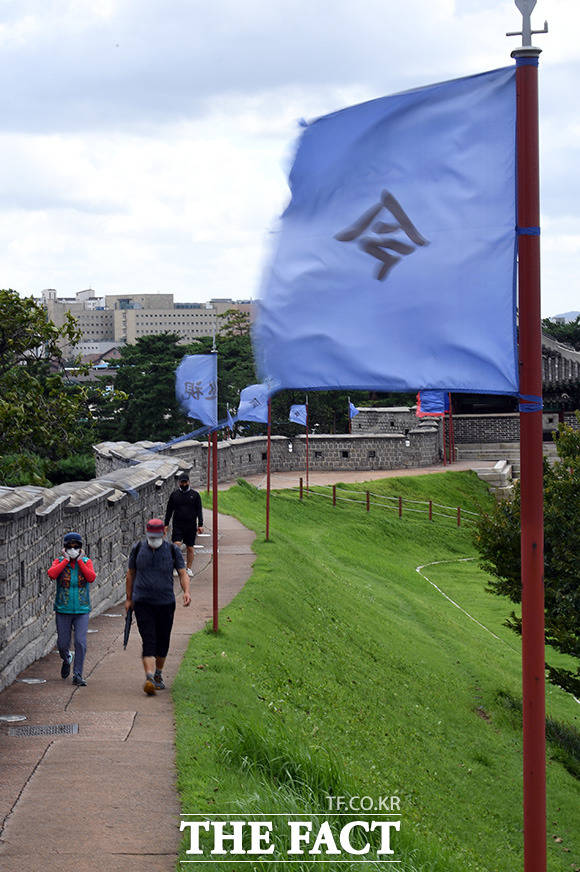 수도권에 강풍특보가 내려진 가운데 수원 창룡문의 깃발이 바람에 심하게 휘날리고 있다.