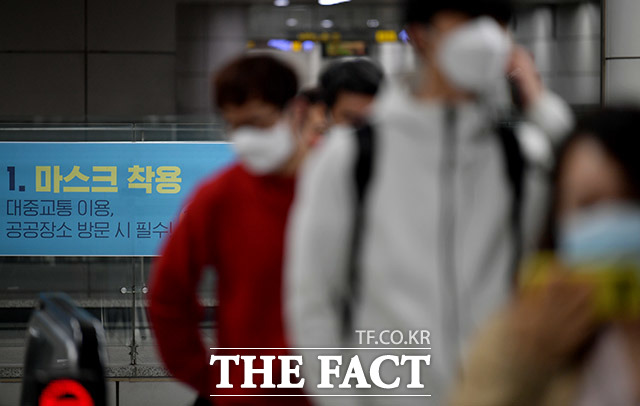 퇴근길 서울 지하철에서 마스크를 써달라는 대학생에게 일가족을 몰살시키겠다고 협박한 남성이 기소의견으로 검찰에 송치됐다. /이덕인 기자