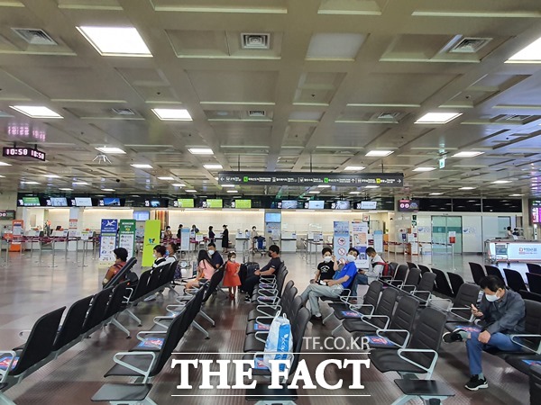 코로나19 재확산에 이어 태풍까지 이어지자 항공업계의 위기가 계속되고 있다. 사진은 제9호 태풍 마이삭으로 항공편이 결항됐던 대구공항이 3일 정상운항을 하고 있는 모습. /대구=권병건 기자