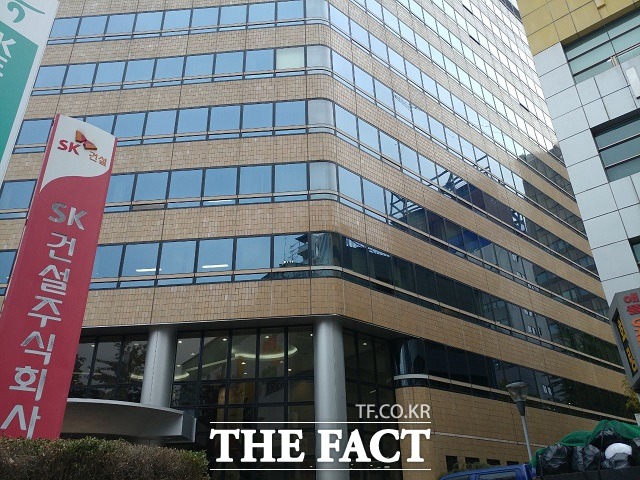 SK건설이 부산 좌천범일통합2지구 정비사업 수주를 위해 조합장에게 골프 접대를 했다는 의혹이 불거졌다. /더팩트 DB