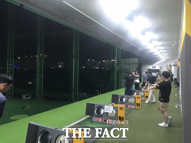 광주시 한 실외 골프연습장에서 고객들이 마스크를 착용하지 않은 채 연습하고 있다./ 광주=허지현 기자