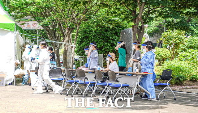 목포시는 코로나19 감염 의심환자들의 검체채취를 하는 선별진료소 7개소를 코로나19가 종료될때까지 운영한다는 방침을 세웠다. 사진은 선별진료소에서 의료진들이 감염예방을 위한 보호복을 갖추고 대기하고 있는 모습./목포시 제공