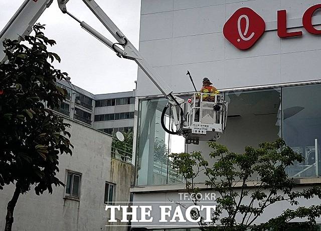 3일 전북 부안군 부안읍의 2층 상거건물 유리창이 파손돼 소방대원이 창틀에 남은 유리 잔해를 제거하고 있다./전북소방본부 제공