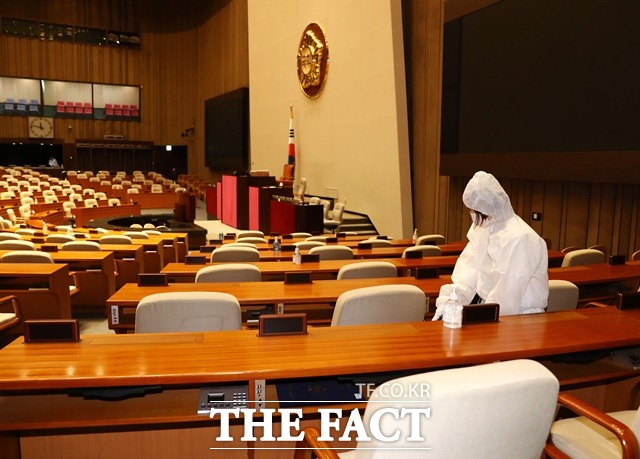 3일 국민의힘 소속 당직자 A 씨가 코로나19 확진 판정을 받은 것으로 확인됐다. 국민의힘 지도부는 이날 오후 일정을 줄줄이 취소했으며, 접촉자 파악 등의 절차를 진행하고 있다. / 지난 27일 한 언론사 출입기자의 코로나19 확진으로 국회 폐쇄 조치가 내려진 가운데 방역업체 관계자가 국회의사당에서 방역 작업을 하는 모습. /국회 제공