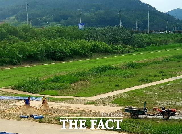 4일 오후 전북 남원시 수지면의 한 농가에서 60대 부부가 그물 작업을 하고 있다. /이경민 기자