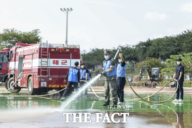 해군1함대 소속 장병들이 흘러내린 토사를 청소하고 있다./해군 제1함대 제공
