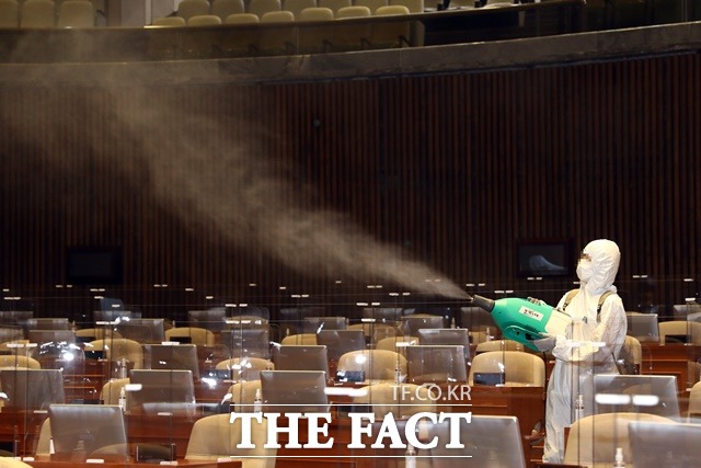 이종배 국민의힘 정책위의장실 당직자 한 명이 코로나19 확진 판정을 받은 지난 3일 오후 국회 본회의장에서 방역요원이 방역을 하고 있다. /국회 제공