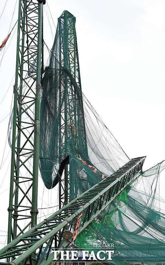 주말인 5일 전국이 대체로 맑고 아침저녁 바람이 불어 선선하겠다. 하지만 제10호 태풍 하이선의 영향으로 밤부터 제주에는 비가 내리겠다. 사진은 제9호 태풍 마이삭(MAYSAK)으로 경기도 이천시 백사면의 골프 연습장 철제 기둥이 부러지면서 주저앉은 모습./이천=임영무 기자