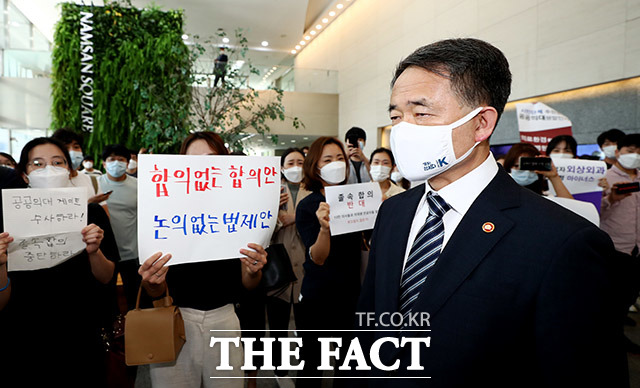 박능후 보건복지부 장관이 4일 오후 서울 중구 한국증진개발원에서 열릴 예정이었던 의과대학 정원 확대 등 의료정책과 관련한 협상에 대한 합의문 서명식 전공의들의 반대로 무산되자 돌아가고 있다./이덕인 기자