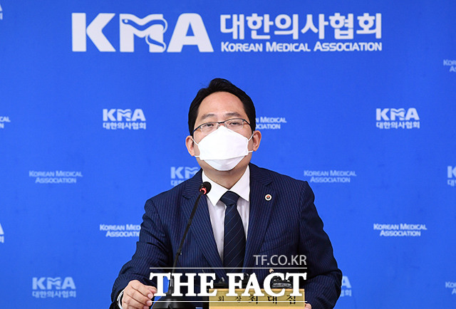 지난달 21일 오후 서울 용산구 대한의사협회 임시 회관에서 열린 전공의 파업 대국민 기자회견에 참석해 담화문을 발표하는 최대집 대한의사협회 회장. /이동률 기자