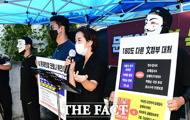 서울에서 사랑제일교회 관련 신종 코로나바이러스 감염증(코로나19) 확진자가 637명까지 늘었다 강연재 변호사가 3일 오후 서울 성북구 사랑제일교회 앞에서 열린 기자회견에서 전광훈 목사의 입장문을 대독하고 있다. /이동률 기자
