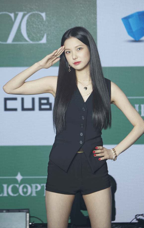 포토월에 선 유진은 경례 안무와 애교 포즈를 오가며 다양한 매력을 발산했다. /큐브엔터테인먼트 제공