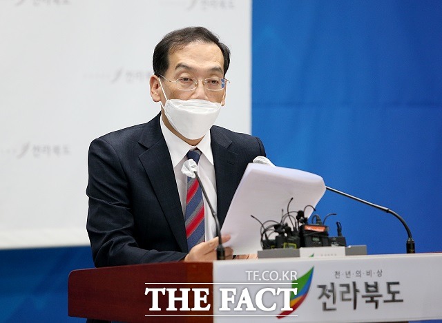 4일 오전 전북도 관계자가 농민 공익수당 지급에 대해 설명하고 있다. /전북도 제공