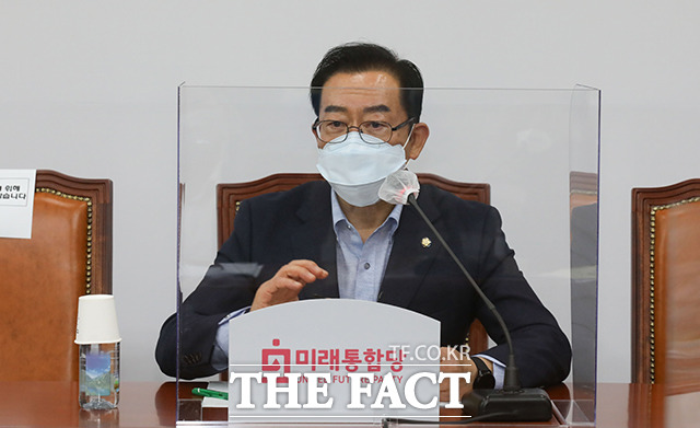 이종배 국민의힘 정책위의장이 4일 비서실 당직자 중 한 명이 코로나19 확진 판정을 받은 것과 관려해 많은 분들께 심려를 끼쳐 송구스럽다는 입장을 밝혔따. 이 의장이 지난달 31일 국회에서 열린 비상대책위원회의에서 발언하는 모습. /배정한 기자