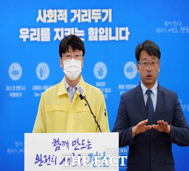 경남도 김명섭 대변인이 4일 브리핑을 통해 경남지역 추가 확진자 8명에 대해 설명하고 있다. /경남도 제공