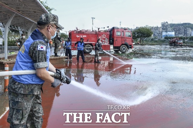 1함대 장병들이 4일 강원도 삼척시 와 울릉도 피해현장에서 구슬땀을 흘리면서 대민 지원에 적극적으로 임하고있다./해군제1함대 제공