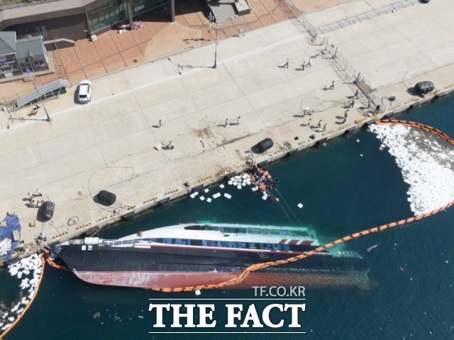 태풍 마이삭 으로 침수된 울릉도와 독도를 오가는 돌핀호./울릉군 제공