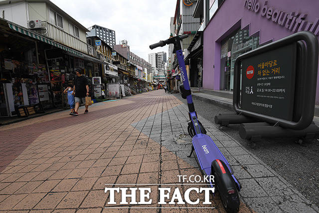 코로나19 재확산으로 자영업자와 소상공인들의 시름이 커지고 있고 있다. 사진은 사회적 거리두기 2.5단계 조치가 시행중인 지난달 31일 오후 서울 마포 홍익대학교 주변 거리가 한산한 모습. /임영무 기자