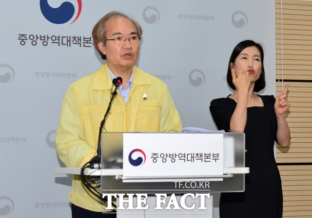 권준욱 중앙방역대책본부 부본부장(국립보건연구원장)이 서울 교회 신도들이 처벌을 피하려 대전으로 이동해 모임을 가진 사실이 확인 됐다고 5일 밝혔다. /질병관리본부 제공