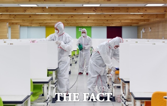 5일 기준 코로나19 신규 확진자가 꾸준히 감소 추세를 보이고 있다. 사진은 지난 5월 경기 수원의 모 고등학교 교직원들이 교실과 학생식당 등을 방역 중인 모습. /임영무 기자