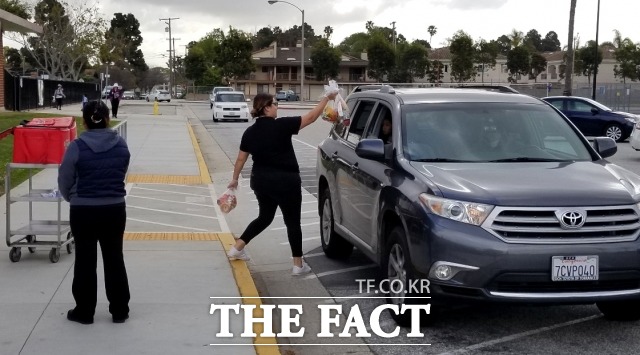 올해 미국의 코로나19 사망자가 41만명에 달할 것이라는 예측이 나왔다. 사진은 지난 5월 미국 캘리포니아 토랜스 지역 코로나 관련 스케치. /독자 김태경 씨 제공