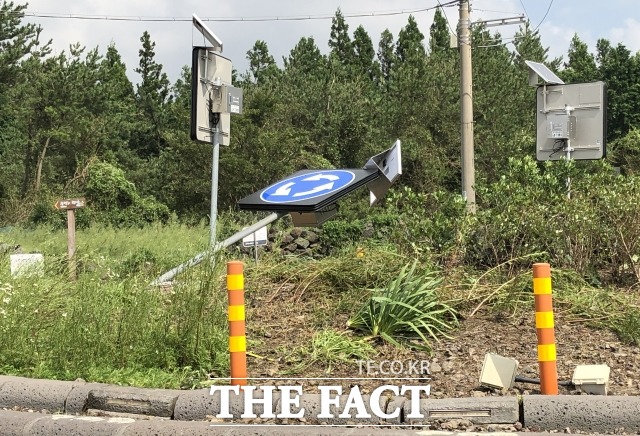 제10호 태풍 하이선이 5일 오후 기준 한반도를 상륙하지 않을 가능성이 커졌지만, 강풍을 돌반한 비가 내릴 예정이다. 사진은 제9호 태풍 마이삭이 지나간 지난달 제주 서귀포시 남원읍 신흥리 신흥교차로 일대를 비롯한 곳곳의 신호등과 표지판이 간밤에 지나간 태풍의 영향으로 꺾여 있는 모습. /독자 제공