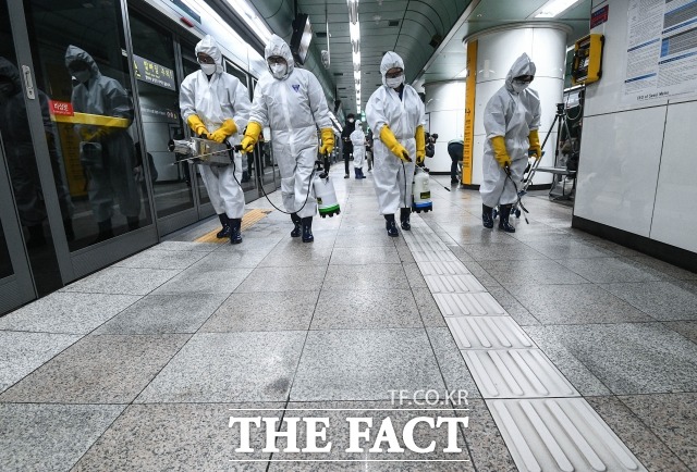 5일 0시 기준 코로나19 확진자 수가 168명 늘어 추적 2만 1010명을 기록했다. 사진은 지난 2월 서울 종로구 광화문역 일대에서 방역 관계자들이 방역 중인 모습. /이동률 기자