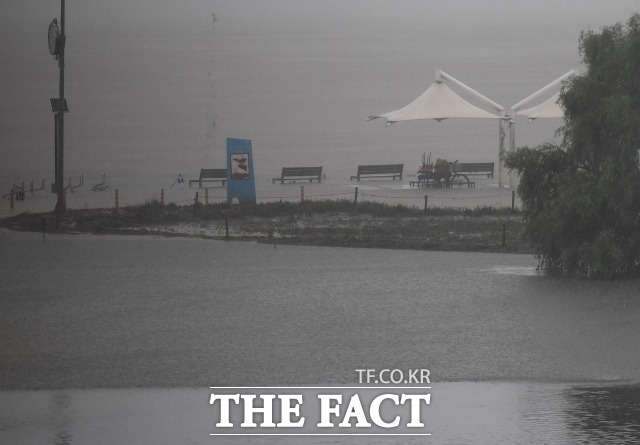5일 제10호 태풍 하이선이 한반도에 상륙하지 않을 수도 있다는 예보가 나왔다. 사진은 제5호 태풍 장미가 한반도에 상륙한 지난 8월 서울 강서구 일대의 모습. /배정한 기자
