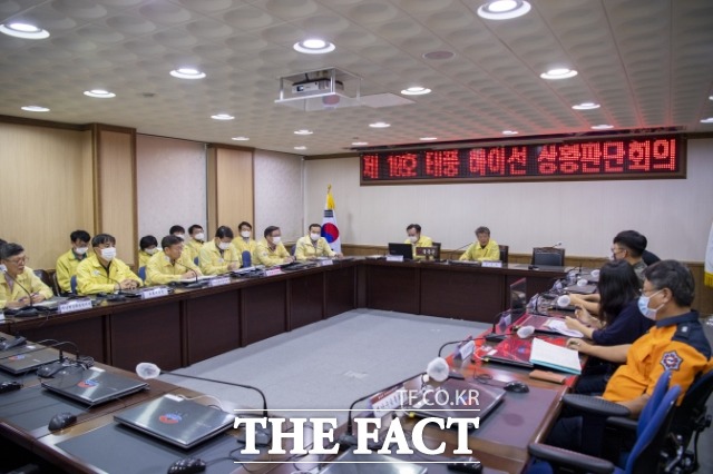 울릉군은 태풍 마이삭이 덮치고 지나간 뒤 뒤따라 올라오는 하이선에 대비 비상대책 회의를 열었다./울릉군 제공