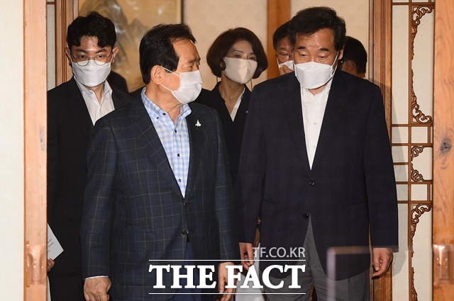 당·정·청은 6일 코로나10 재확산에 따른 민생·경제 위기 대응을 위해 7조원 중반대 규모의 4차 추가경정예산안을 편성하기로 했다. 정세균 국무총리(왼쪽)와 이낙연 더불어민주당 대표가 당·정·청 고위협의회를 위해 이동하는 모습. /뉴시스