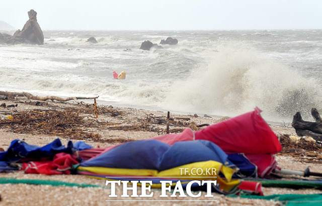 기상청은 7일 제10호 태풍 하이선의 북상으로 전국적으로 강한 바람과 비가 내리겠다고 전망했다. 사진은 제8호 태풍 바비(BAVI) 북상 당시 인천 마시란로의 해변의 모습. /이덕인 기자