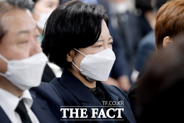 이수진 더불어민주당 의원은 6일 일부 보수단체가 신청한 개천절 광화문 집회를 법으로 막겠다고 밝혔다. 특히 이 의원은 집회 포스터에는 역학조사를 피하기 위해 휴대전화를 꺼두라는 구체적 지령까지 있다. 이들은 시민단체가 아니라 반사회단체라고 규정했다. /이선화 기자