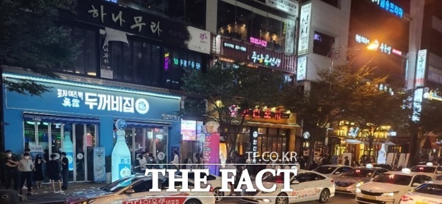 지난 5일 오후 전북 전주시 신시가지(전북도청 인근) 일대에 20~30대 청년들이 헌팅 포차를 입장하기 위해 줄을 길게 늘어서 있다. /전주=한성희 기자