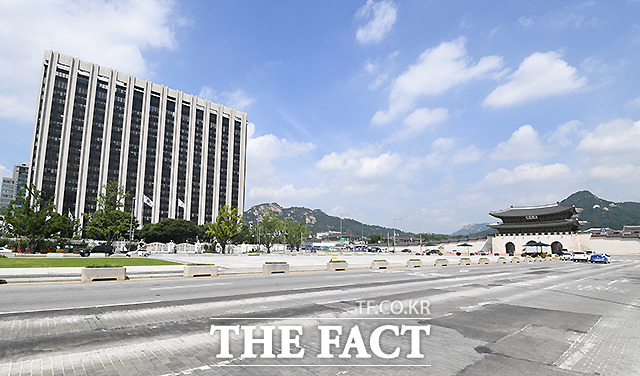 방역당국이 최근 신종 코로나바이러스 감염증(코로나19) 확진자 감소세를 두고 사회적 거리두기 2단계 효과가 나타난 것이라고 평가했다. 사회적 거리두기 2단계가 본격화된 24일 서울 광화문 일대가 텅 빈 모습을 보이고 있다. /이새롬 기자