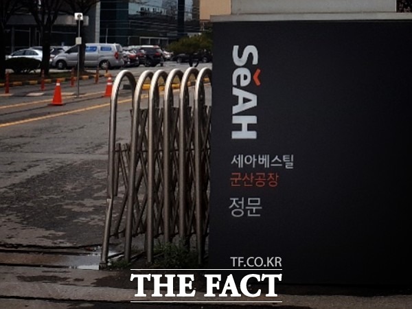 지난 5일 오후 군산 세아베스틸 특수강에서 근로자 1명이 숨져 경찰이 수사 중이다. /이경민 기자