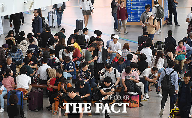 방역당국이 국민들에게 추석 때까지 신종 코로나바이러스 감염증(코로나19)에 대한 경계를 늦추지 않을 것을 당부했다. 2019년 추석 연휴 첫날인 9월12일 오후 서울역이 귀성객들로 붐비고 있다. /이새롬 기자