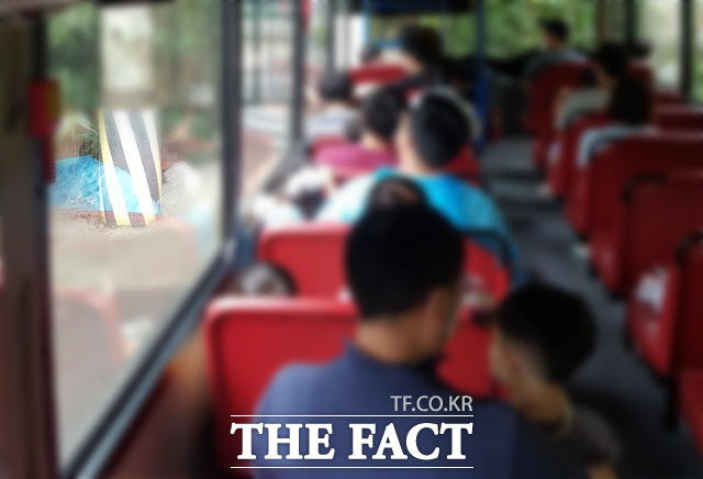 지난 6일 대전시의 한 유원지에서 밀폐된 버스안에 가족 단위의 관광객이 붙어서 관람을 즐기고 있다. /독자제공