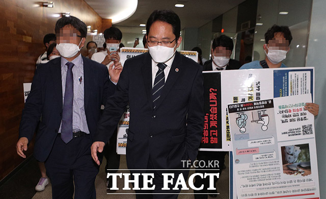 파업을 지속 중인 전공의들이 7일 오전 현장에 복귀할 것으로 전망된다. 최대집 대한의사협회장이 박능후 보건복지부장관과 의대정원 원점 재논의 정책협약 이행 합의서 체결을 위해 4일 서울 충무로 남산스퀘어빌딩에 위치한 한국건강증진개발원으로 향하던 중 전공의들의 반발로 발길을 돌리고 있다. /이덕인 기자