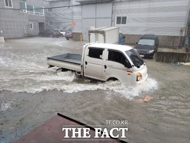 제10호 태풍 ‘하이선’이 7일 오전 9시 부산에 가장 근접한 가운데, 이날 오전 7시40분쯤 부산시 사하구 장림무지개공단 인근서 한 트럭이 물에 잠겼다./독자 제공