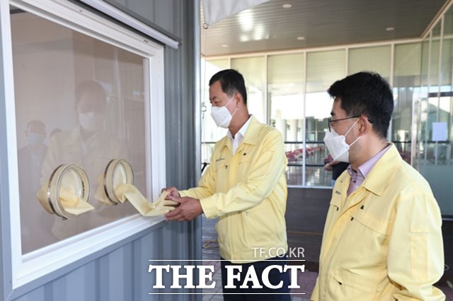 김성택 기금조성총괄본부장(왼쪽)이 코로나19 생활치료센터로 지정된 경정훈련원 시설물을 돌아보며 준비상황 점검과 방역 상황 등을 꼼꼼히 살피고 있다./기금조성총괄본부 제공