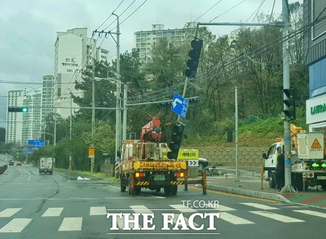 7일 오전 제10호 태풍 ‘하이선’이 통과한 포항 북구 환동동 르메르웨딩 앞 도로의 신호등이 바람에 부러졌다./포항=김달년기자