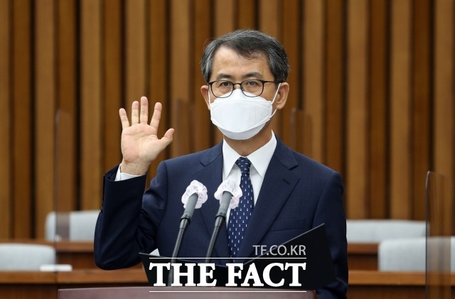 권순일 대법관 퇴임의 후임 이흥구 후보자에 대한 대법관 임명 동의안이 7일 국회 본회의를 통과했다. 사진은 이 후보자가 2일 서울 여의도 국회 인사청문회에서 선서하는 모습. /배정한 기자