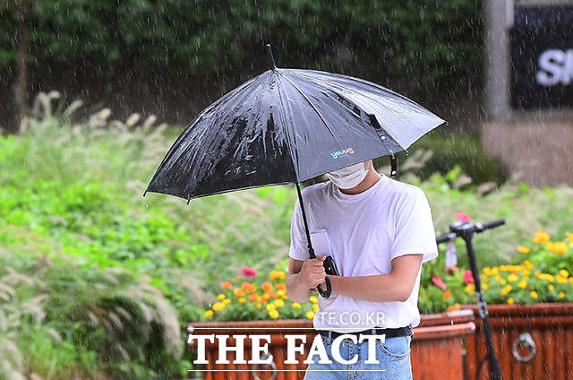 기상청에 따르면 오늘(8일) 전국이 흐리고 비가 내리겠으나 점차 그치는 날씨가 되겠다. /이동률 기자