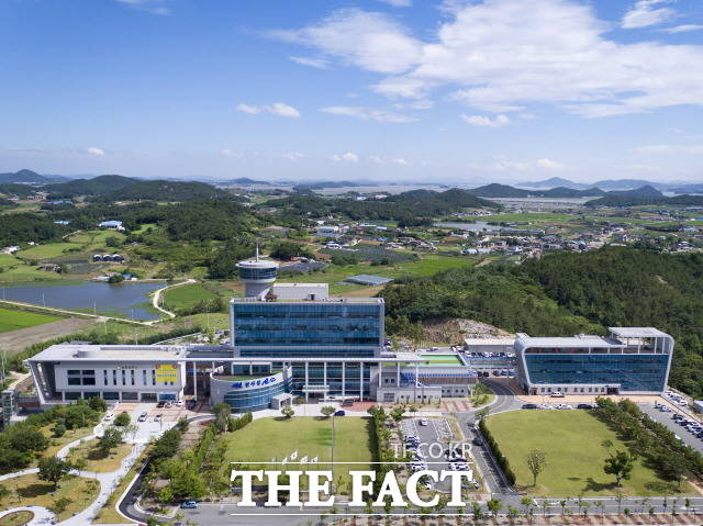 신안군은 신규사업과 SOC사업, 어촌뉴딜300사업 등 내년도 정부예산안으로 반영된 1,400억원의 국회 확정을 위해 지역국회의원들을 통한 다가적인 노력을 경주하고 있다. 사진, 신안군청 전경./신안군 제공