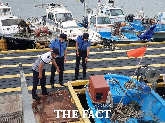 7일 태풍 하이선의 영향으로 전북 전역이 태풍 특보가 발효된 가운데 여객선 4개 노선을 비롯한 국립공원 탐방로 13개소, 둔치주차장 6개소, 어선 3164척이 피항했다. /부안해경 제공