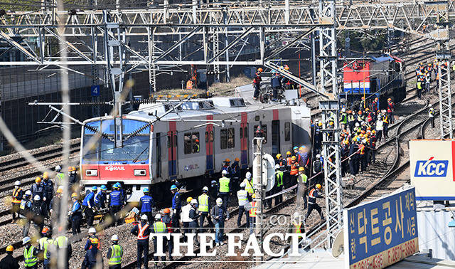 서울 지하철 1호선 선로에서 시신이 발견돼 열차운행이 1시간 가량 중단됐다. 4월14일 오전 지하철 1호선 탈선 사고가 벌어진 서울 영등포구 신길역 인근 철로에서 한국철도 관계자들이 선로 복구 및 탈선 열차 이송 준비 작업을 펼치고 있다. /남용희 기자